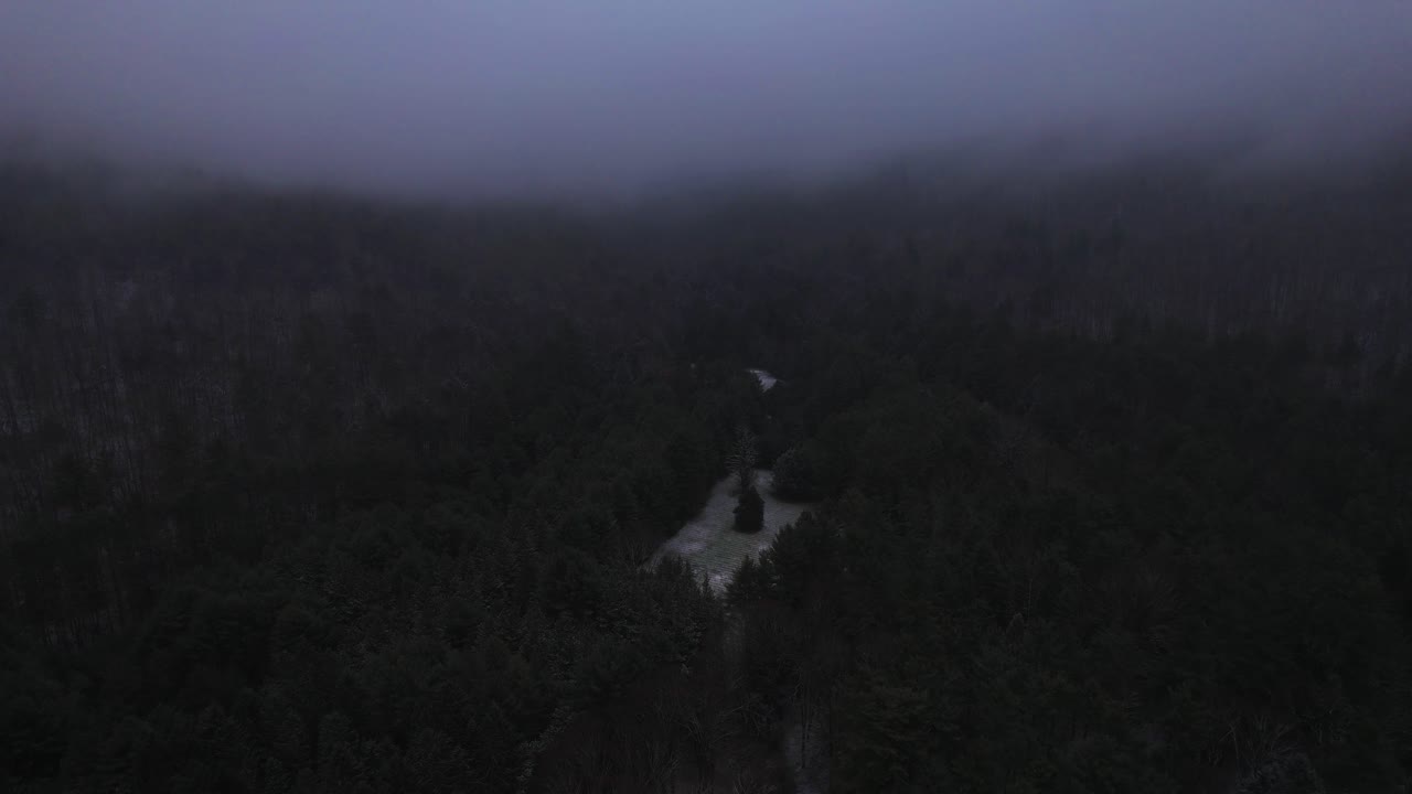 Imagens aéreas de drone do anoitecer nas montanhas Apalaches nevadas e nebulosas durante o inverno, na subcordilheira das Montanhas Catskill.