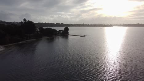 Vista-Aérea-Del-Río-Perth-Swan-Hacia-Point-Walter-Jetty-Al-Atardecer