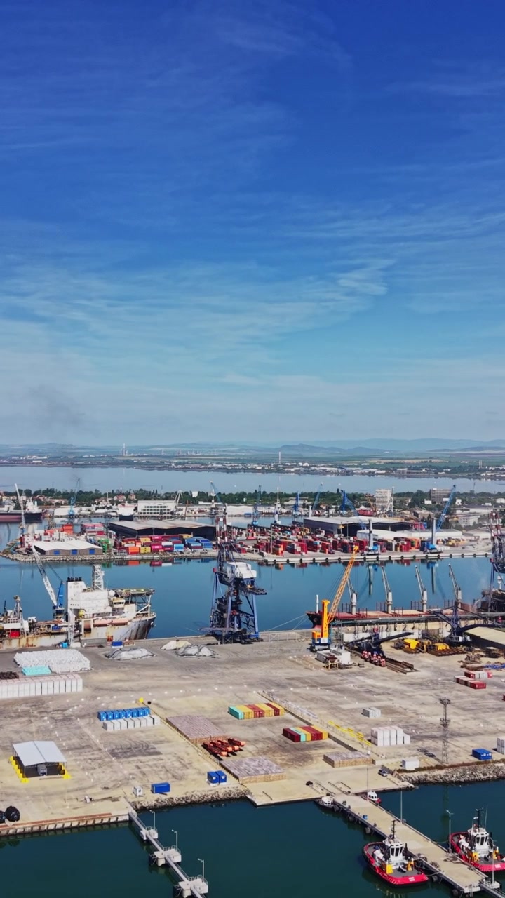 Vista di un porto trafficato con navi e cielo sereno di giorno