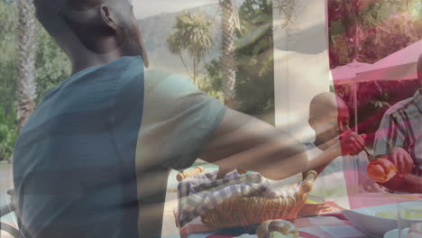 animación de la bandera de francia sobre una familia afroamericana cenando juntos