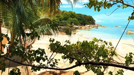 Hermosa-Playa-Paradisíaca-En-La-Isla-De-Koh-Samui-Mirando-A-Través-De-Los-árboles-En-Tailandia