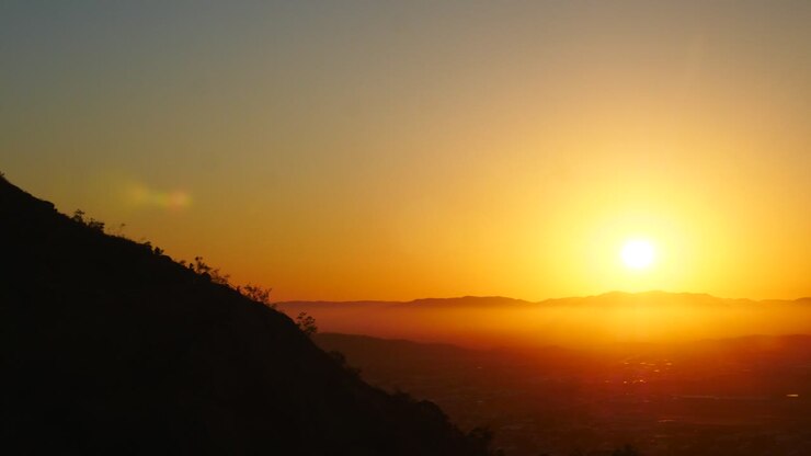 Bellissimo tramonto dorato con nebbia in cima alla montagna, Townsville, Castle Hill, Australia