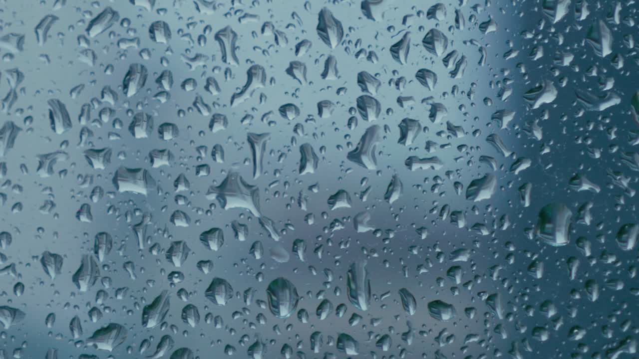 cerrar y panoramizar en una ventana lluviosa