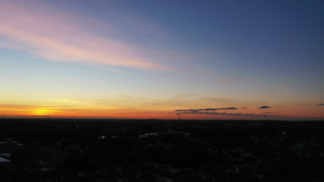 un dron aéreo disparó sobre un barrio suburbano durante un amanecer dorado