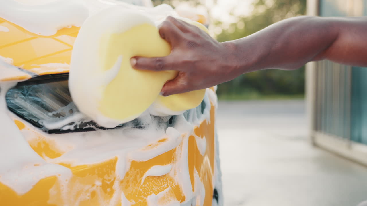 스폰지 로 노란 차 를 는 사람