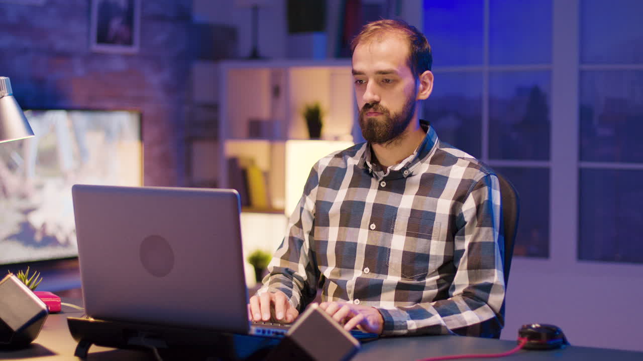 hombre trabajando en la computadora portátil por la noche