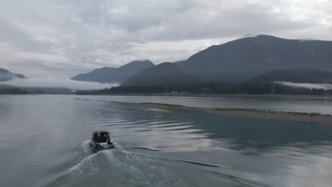 imágenes de drones de 4k de un bote a reacción moviéndose lentamente río abajo