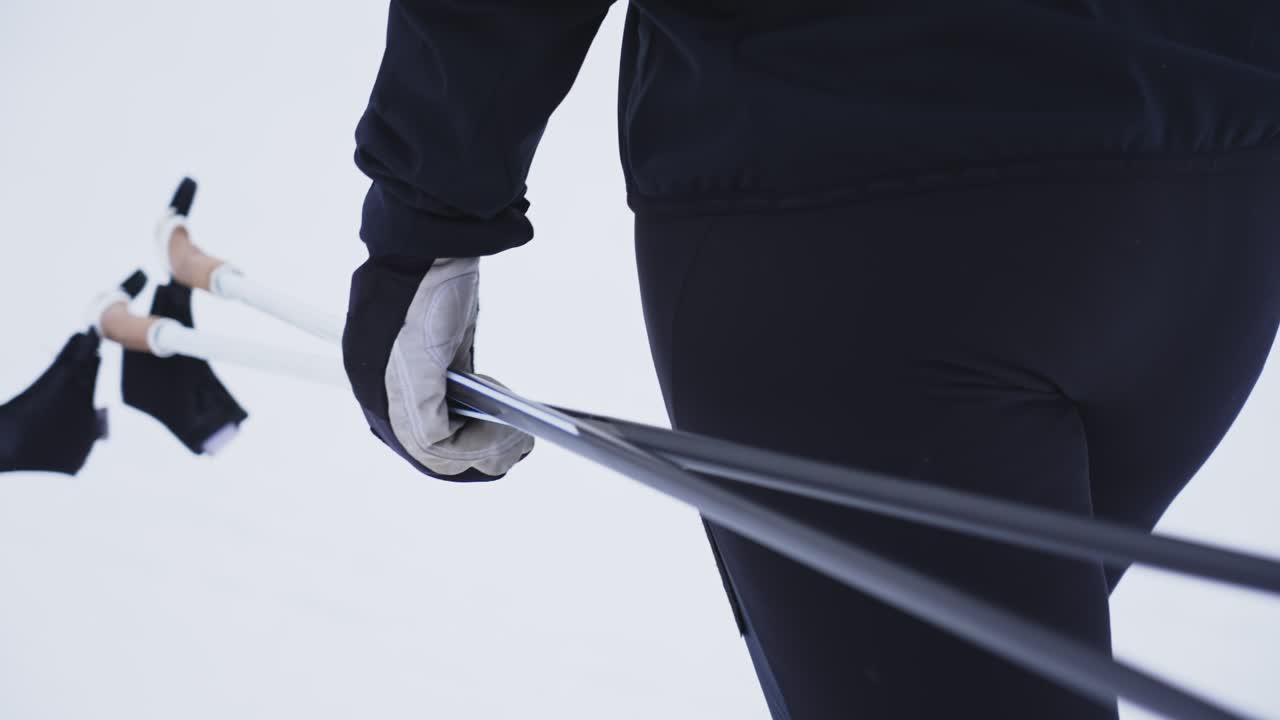 스키어와 그녀의 옆구리에 있는 폴의 슬로우 모션 샷 추적