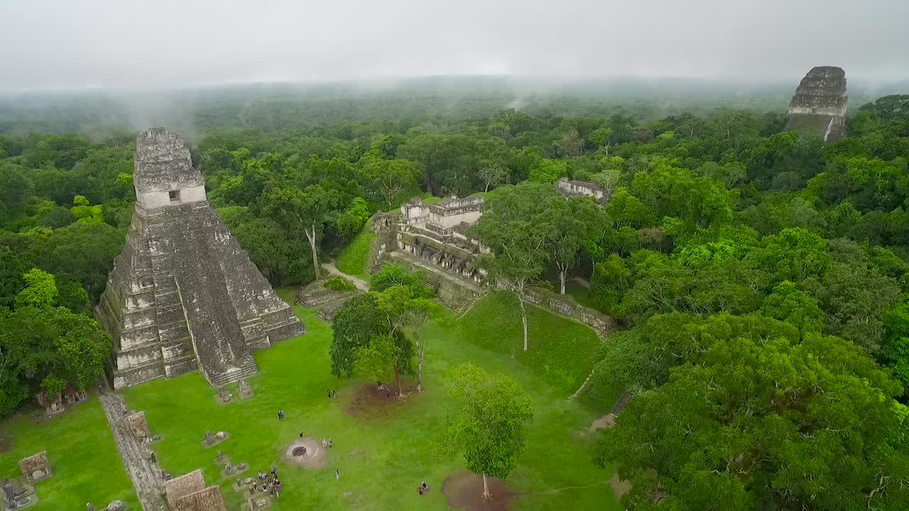 gran toma aerea sobre las piramides de tikal en guatemala 2