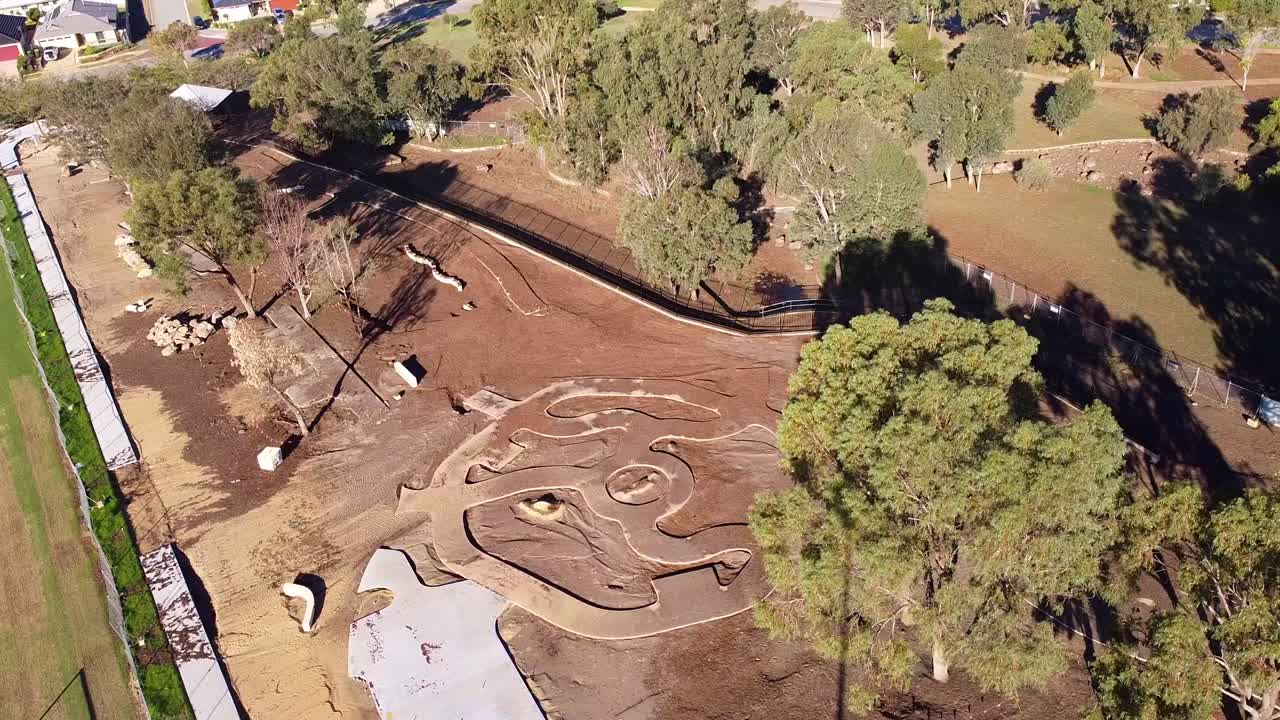 órbita aérea sobre el patio de recreo construcción de ciclovías después de las inundaciones, riverlinks park clarkson perth
