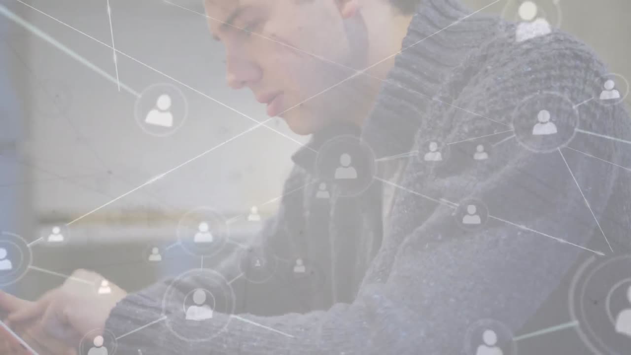 태블릿을 사용하는 백인 사업가에 대한 사람들과의 연결 네트워크의 애니메이션