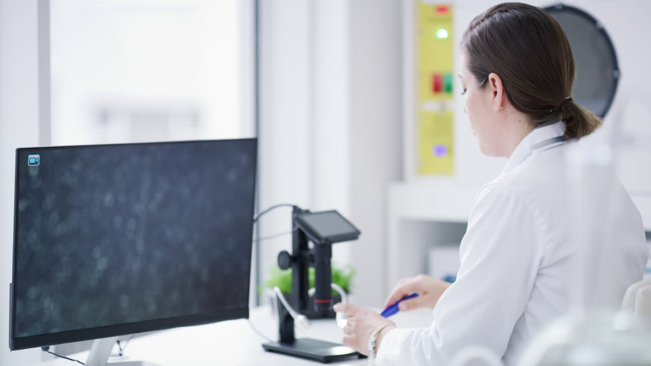 la botánica experta haciendo lo que hace mejor