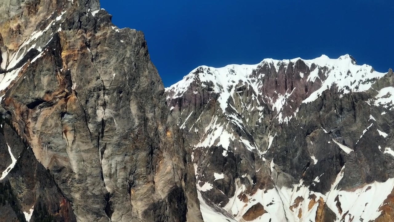 L'impervio Monte Cayley nella Columbia Britannica, Canada, mostra un paesaggio montano spettacolare con terreno alpino, cime rocciose e natura selvaggia circostante.