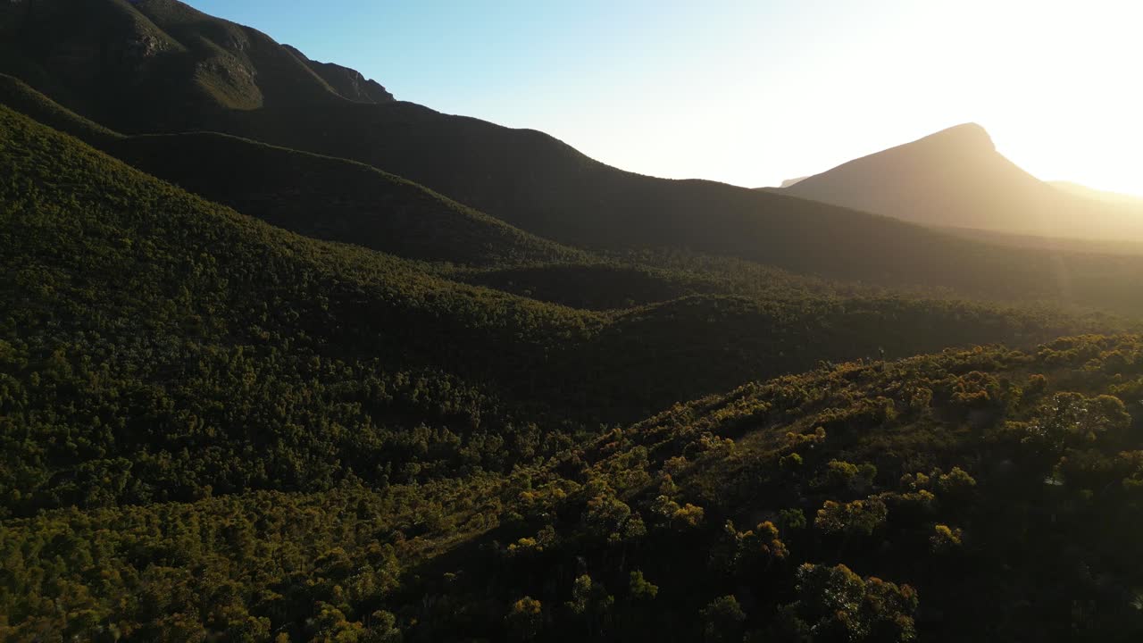 호주 산맥에서 일몰에 공중 풀백