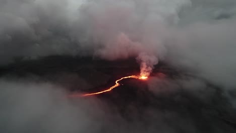 Toma-De-Drone-Del-Volcán-Litli-Hrutur-En-Islandia-Con-Niebla-Y-Humo-15