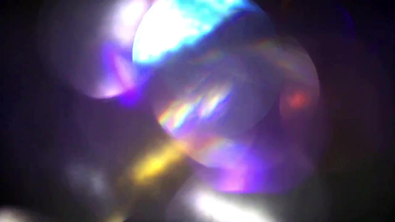 Fugas de luz abstractas y destellos de lente sobre fondo negro