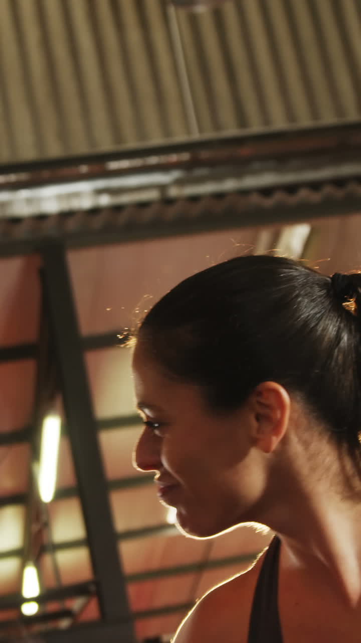 흥분 한 여자 권투 선수 가 승리 후 포즈 를 취 하고 있다