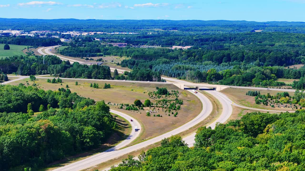 Échangeur de l’autoroute US-131 reliant Cadillac, paysage du Michigan sous un ciel bleu en vue aérienne