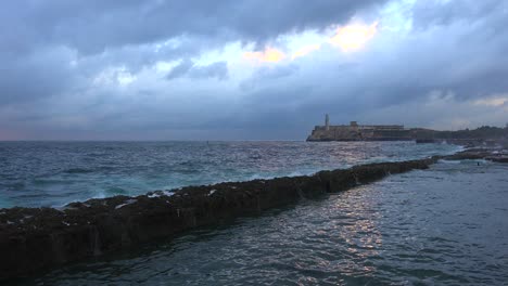 el fuerte y el paseo marítimo de la habana cuba