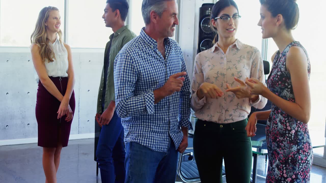 ejecutivos interactuando entre sí en la oficina 4k