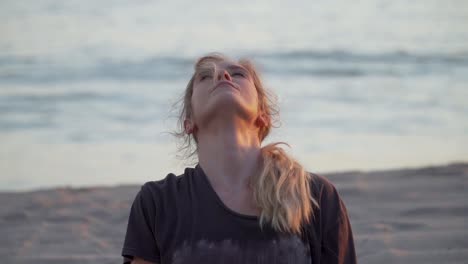 Mujer-Haciendo-Estiramiento-De-Yoga-En-La-Playa