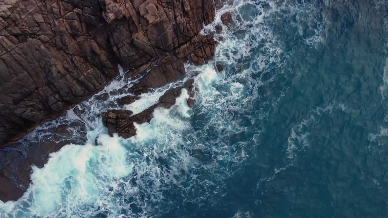 Vista aerea dall'alto di un litorale frastagliato con onde che si infrangono ad Arteixo, La Coruña, Spagna