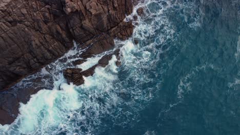 Vista-Aérea-De-La-Costa-Escarpada-Con-Olas-Rompientes-En-Arteixo,-La-Coruña,-España