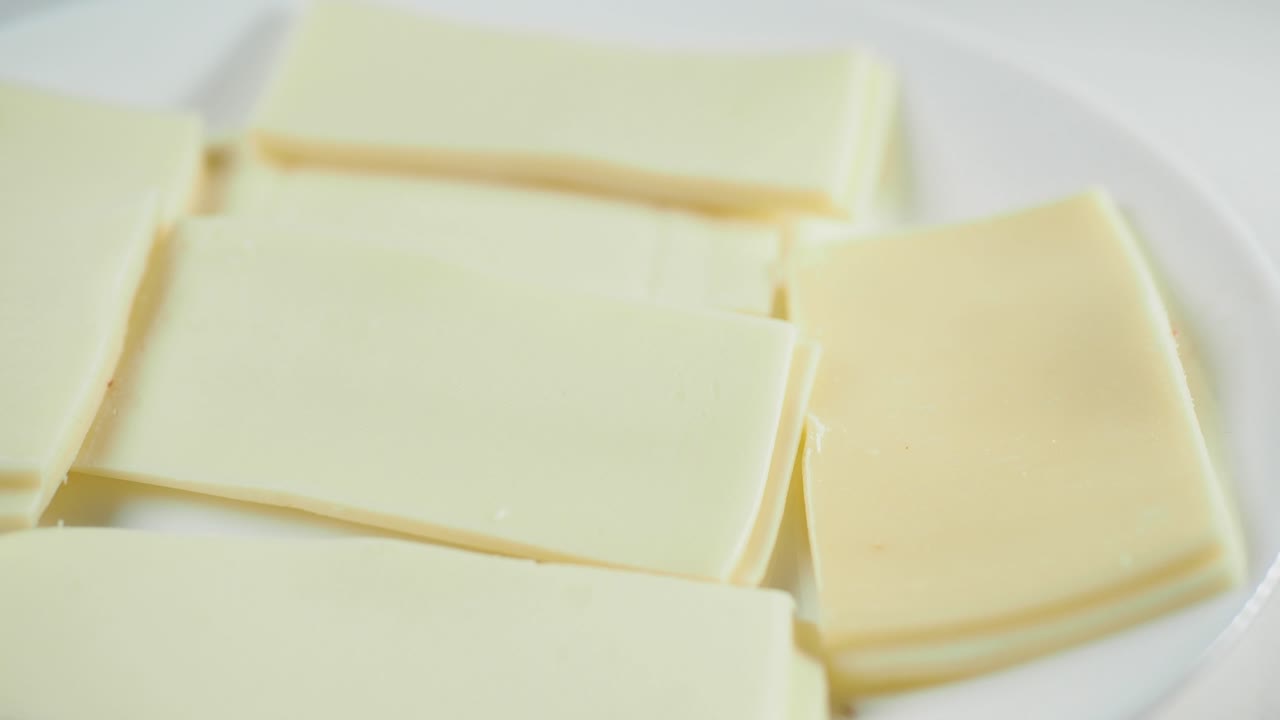 queso en rodajas en un plato