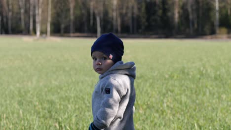 Detrás-De-Un-Niño-Pequeño-Desorientado-Y-Pensativo-Caminando-En-Un-Campo-De-Primavera-Rural