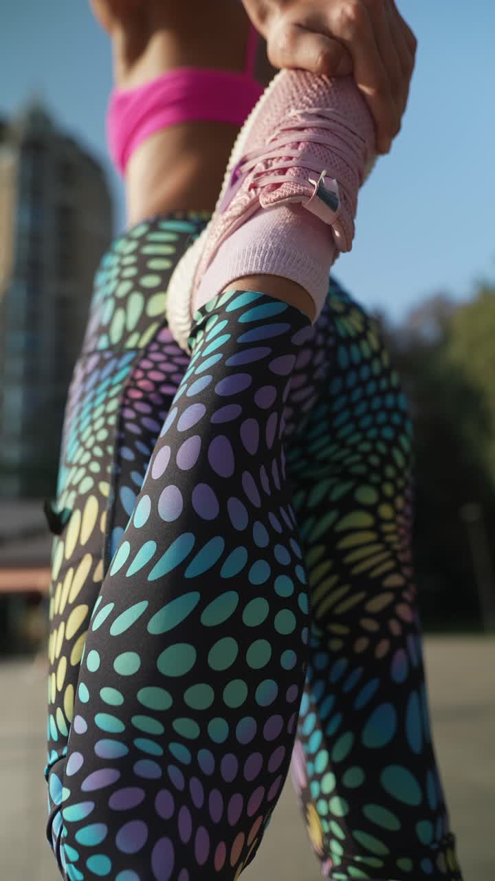 mujer estirándose al aire libre