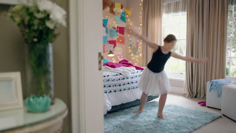 una adolescente feliz bailando en el dormitorio con un tutu de ballet divirtiéndose practicando movimientos de baile en casa