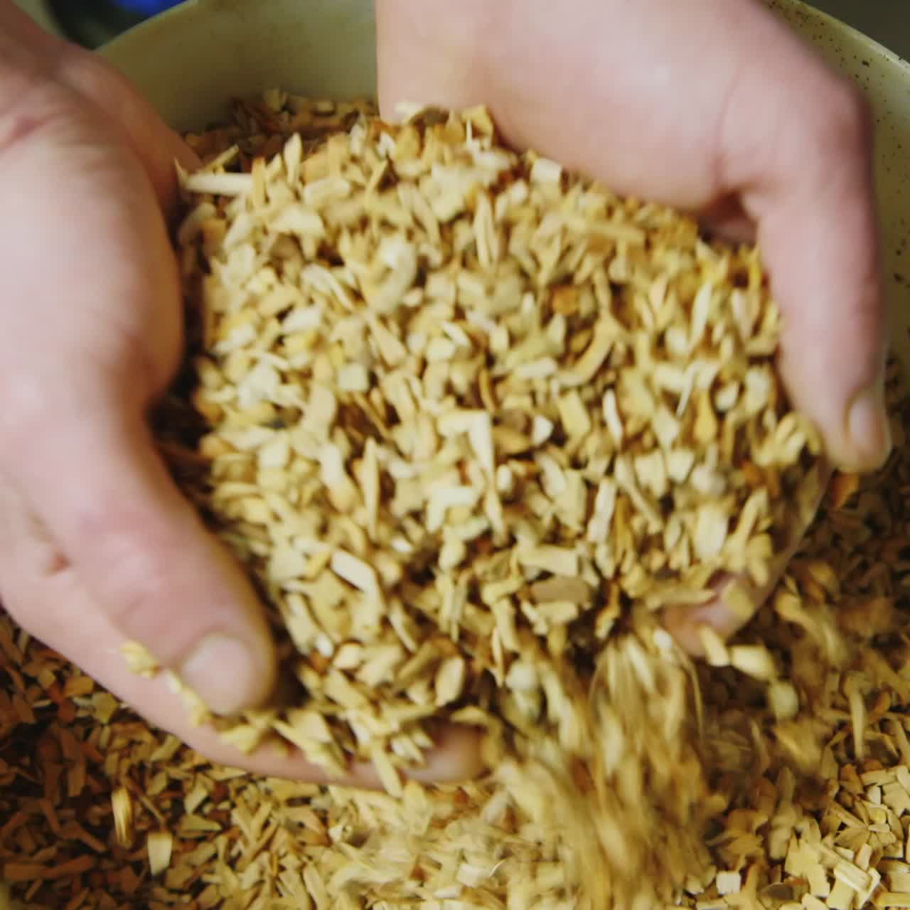 노동자는 나무 부스러기를 따른다