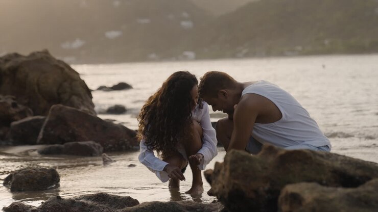 Couple au bord de la mer rocheuse