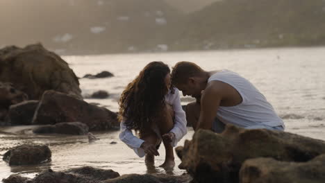 pareja en la orilla rocosa del mar