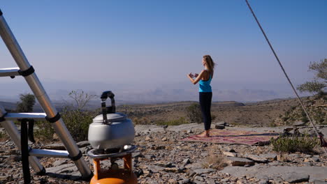 chica viajera occidental practicando yoga al aire libre en omán, diferentes poses en otros clips disponibles