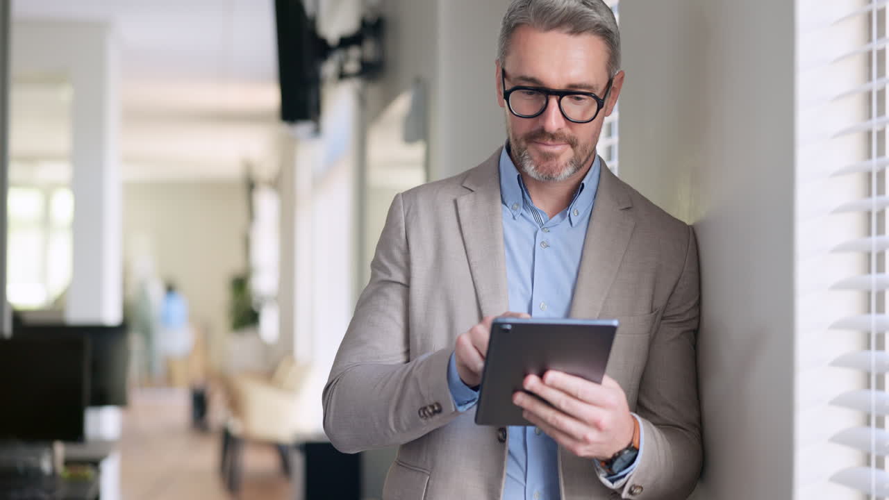 tableta, red de personas mayores o empresarios