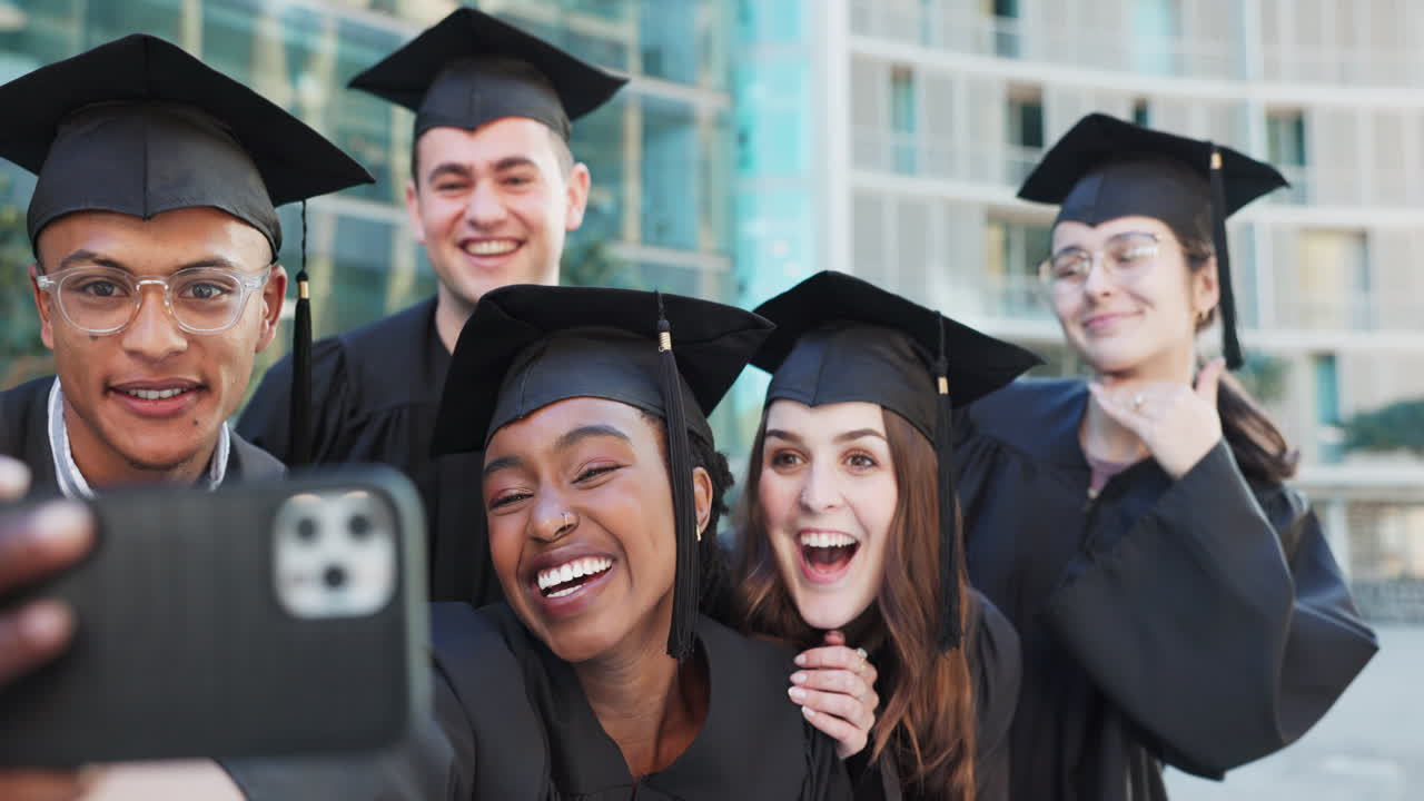selfie de graduación, grupo y estudiantes en la universidad