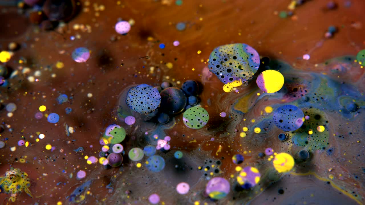 물 위에 추상적인 다채로운 아크릴 및 식품 페인트 거품