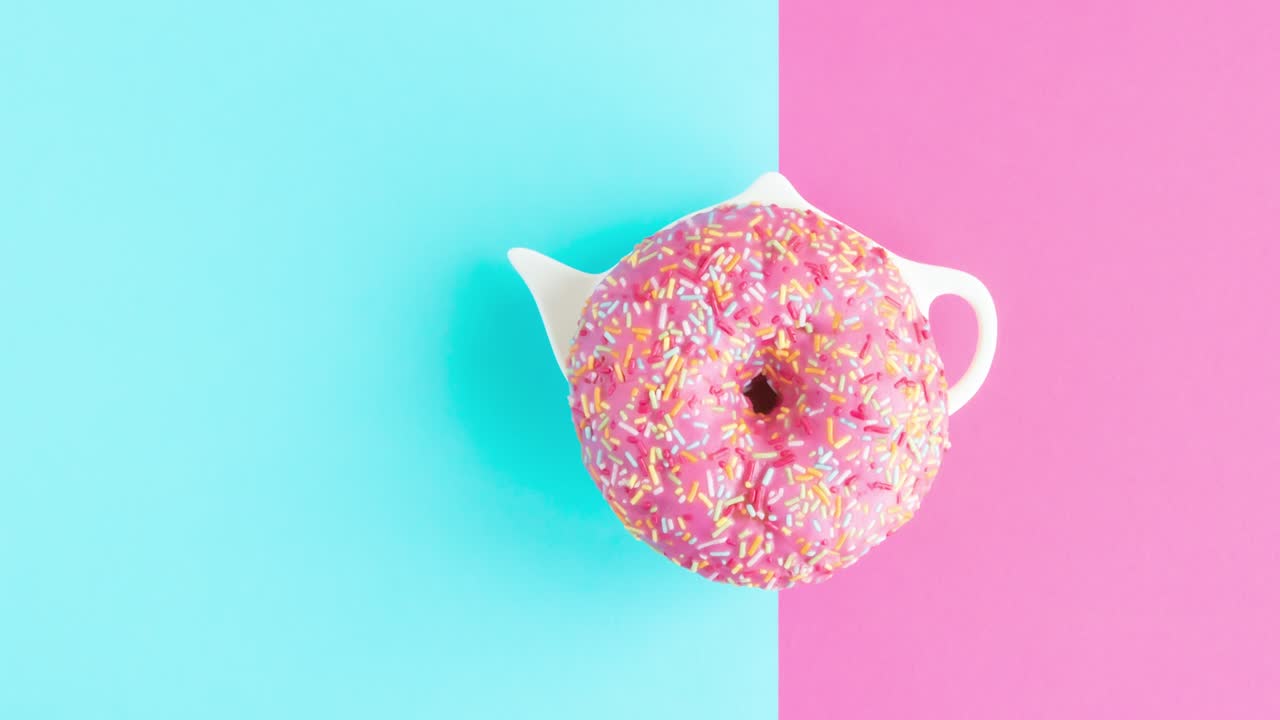 rosquilla esmaltada sobre un fondo rosa y azul.