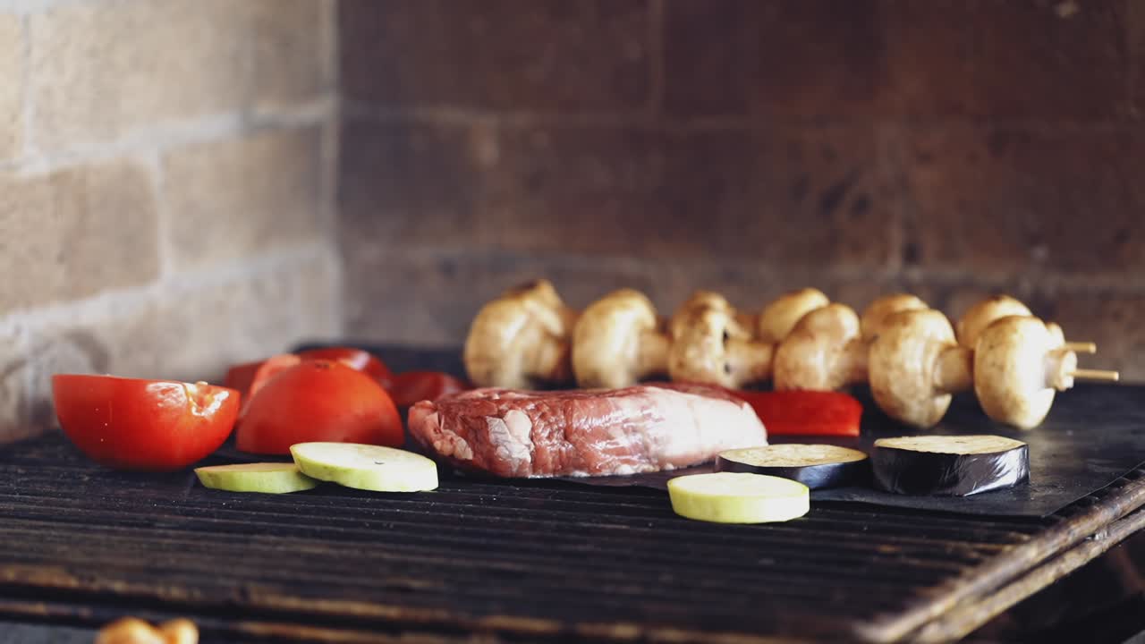 Cibo in cottura al ristorante. Deliziosa carne grigliata con verdure sui carboni del barbecue