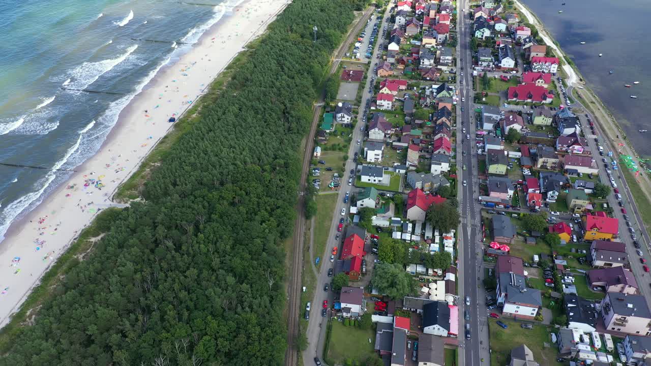 발트해, 폴란드 모래사장에 있는 찰루피 시의 조감도