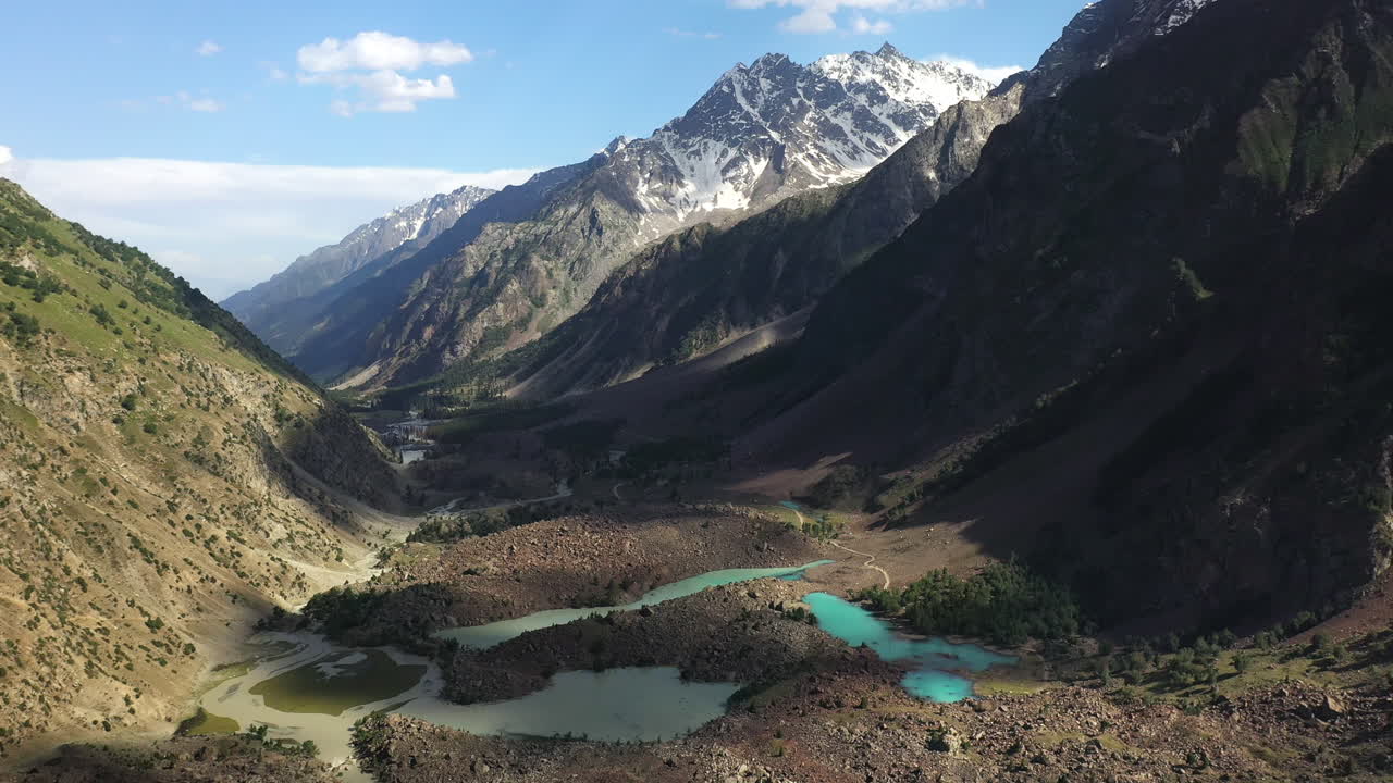 toma aérea cinematográfica del valle de las montañas y aguas turquesas en el valle de naltar en pakistán