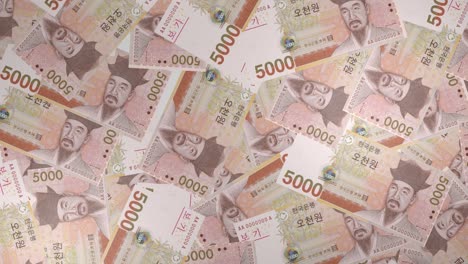 los billetes de 5.000 won surcoreanos en el fondo. muchos billetes.