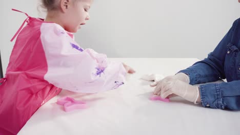 hacer cola de sirena a partir de arcilla de modelado en moldes de silicona
