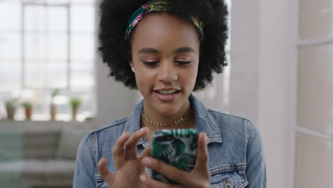 Hermoso-Joven-Afroamericano-Retrato-De-Una-Linda-Chica-Negra-De-Moda-Navegando-Mensajes-De-Texto-Usando-Tecnología-Móvil-De-Teléfono-Inteligente