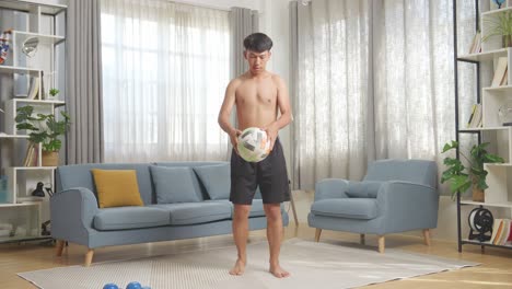 집에서 셔츠를 벗고 운동하는 동안 축구 기술을 하는 아시아 십대 소년의 몸이 가득 차 있습니다.
