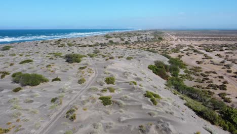 vista aérea de la playa de tecolote con aguas claras y turquesas del golfo de california - panorama del paisaje de américa latina desde arriba