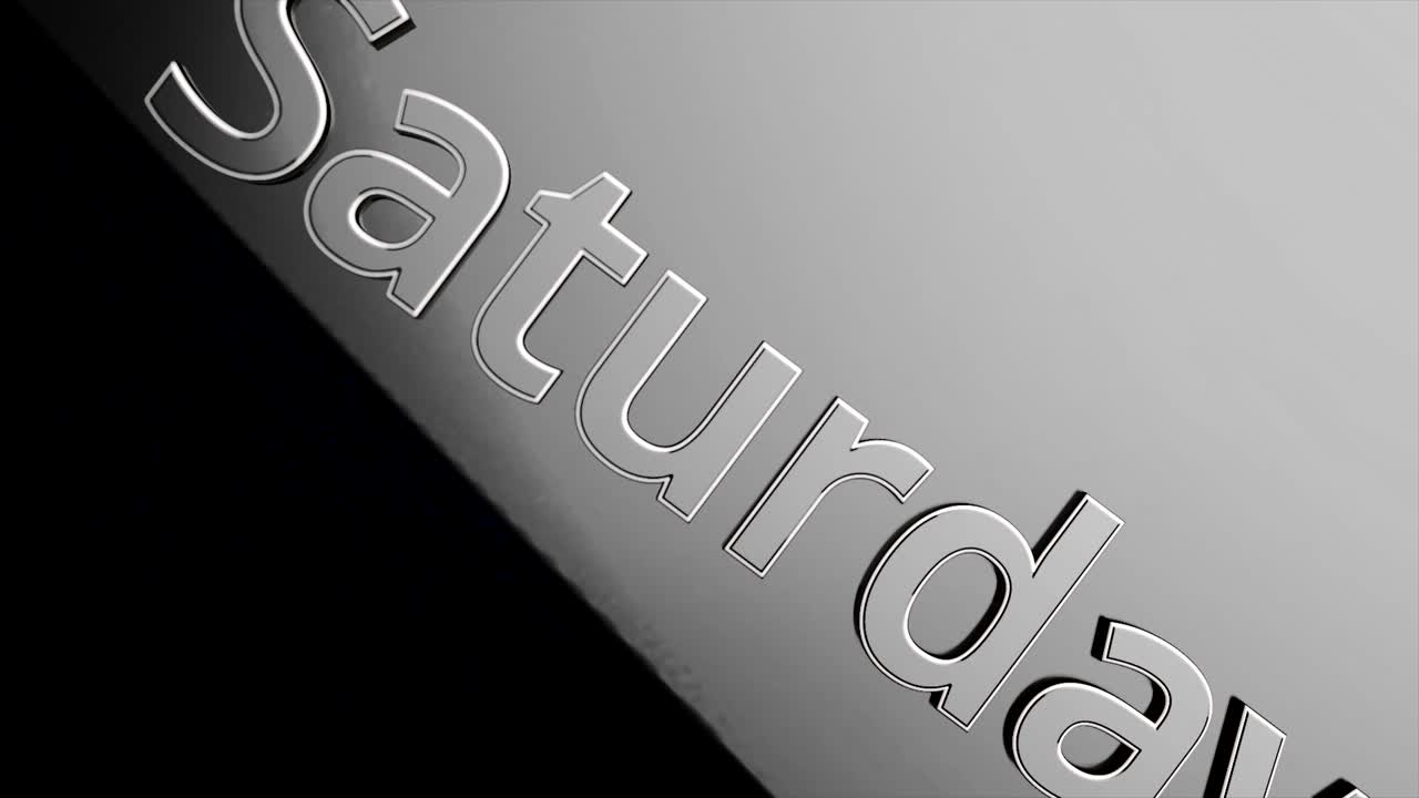 texto de sábado en superficie metálica