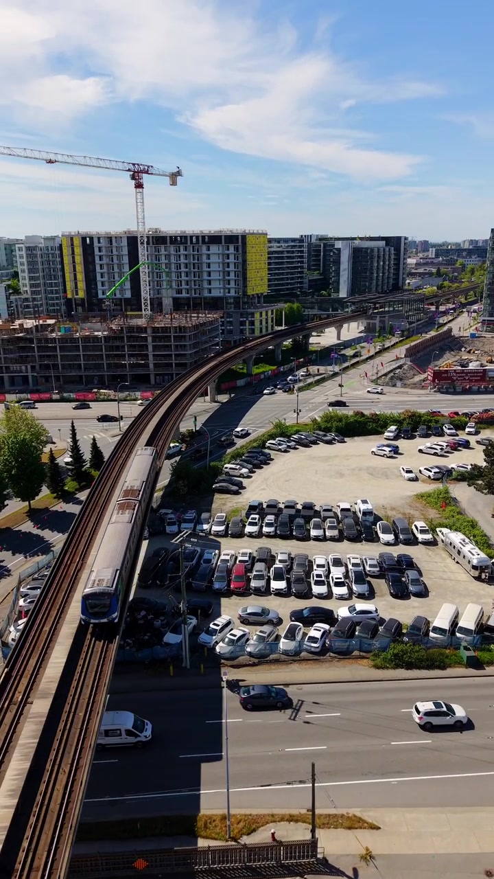 Tampilan Vertikal Kereta Bawah Tanah di Atas Jalur Layang SkyTrain di Richmond, British Columbia, Kanada. Rekaman Drone Udara