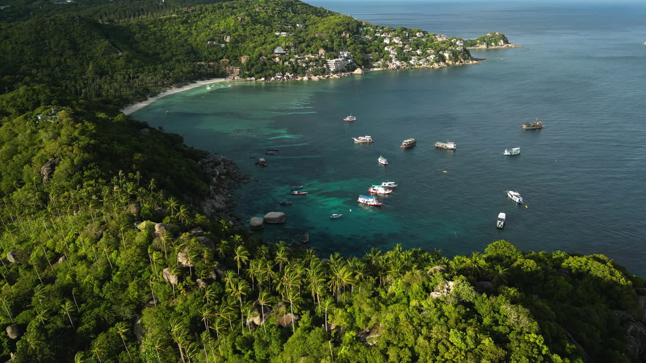 Sorvolo aereo della splendida baia degli squali sull'isola di Koh Tao al tramonto, Thailandia - Spot paradisiaco per le immersioni.